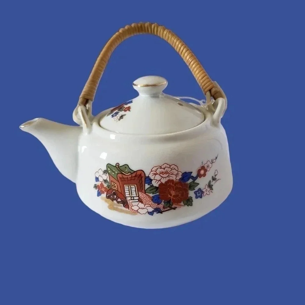 Porcelain set of 5 teapot and cups